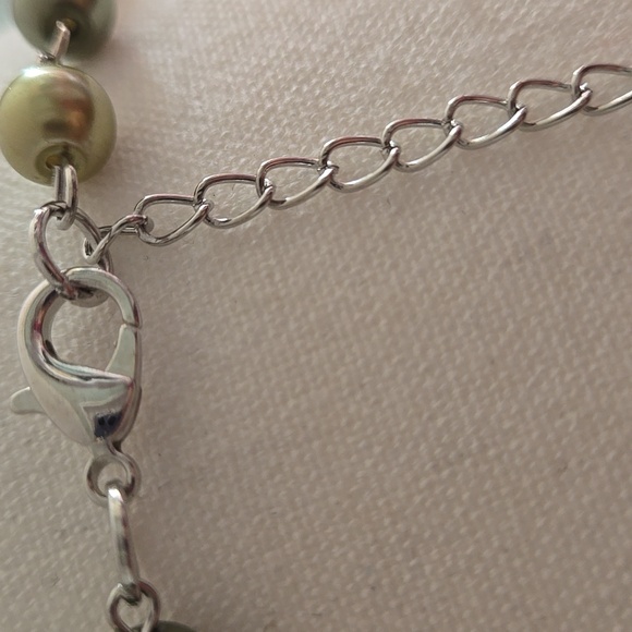 Chic Green Faux Pearl Cluster Statement Necklace - Picture 4 of 11